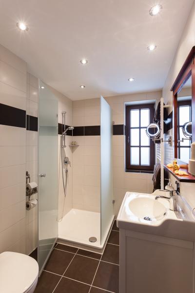 Das Badezimmer mit Dusche in der Guinness Suite strahlt Wärme und Gemütlichkeit aus und lässt das Wellnessherz höher schlagen