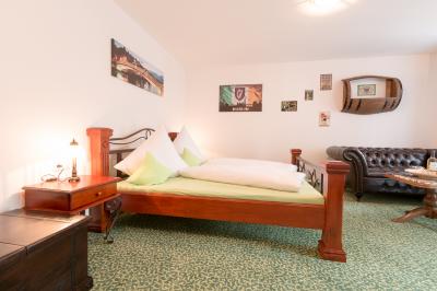 Geräumiges Zimmer mit Chesterfieldsofa und kuschligem Doppelbett